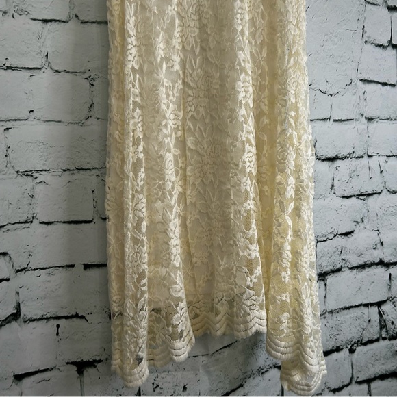Wallflower Lace Dress - Picture 3 of 10